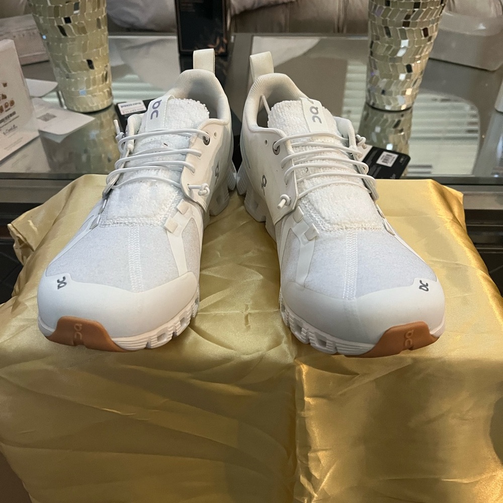 The On Women's Cloud 5 Terry is a shoe that features soft-touch fabrics